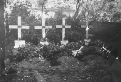 les 4 tombes dans le cimetière de Chalampé en avril 1945